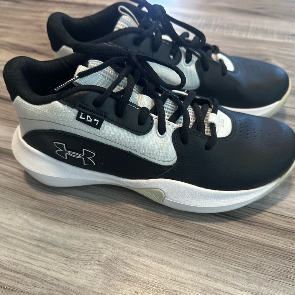 Under Armour, basketball shoes